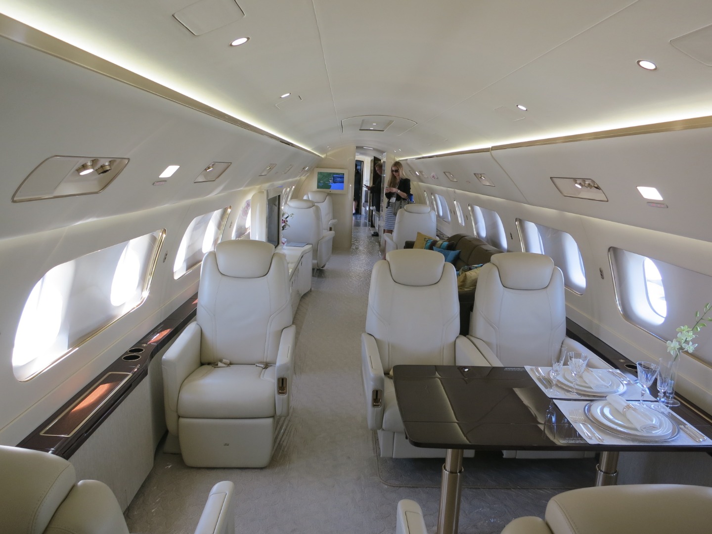 Embraer_Lineage_1000_Interior_of_Middle_Cabin.JPG